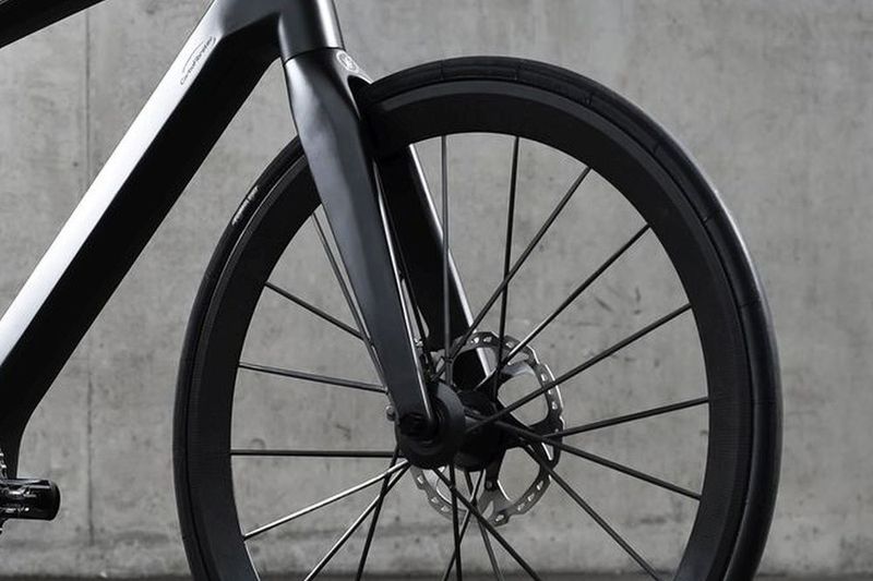 Wie ein Rennrad, keine Federung, aber Scheibenbermsen vorne und hinten. (Bild: Carbofibretec)