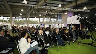 Die 18. Hamburger Logistiktage im Cruise Center Altona, vor der Kulisse des Hamburger Hafens, waren trotz einer schweren Sturmflut wieder sichere Heimat für über 300 interessierte Teilnehmer. (HLT)