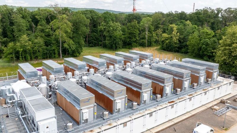 Im Bild: Die Kühlanlagen auf dem Dach des „Modular Data Centre“, in dem „Jupiter“untergebracht ist. Mit mehr als 60 Milliarden Rechenoperationen pro Watt ist Jupiter der effizienteste unter den fünf leistungsfähigsten Superrechnern der Welt.(Bild:  Forschungszentrum Jülich/Sascha Kreklau)