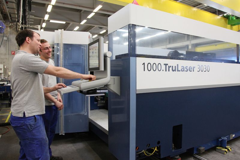 Für die 180 Mitarbeiter, die in der Fertigung der Trulaser 3030 arbeiten, war das ein stolzer Moment.  (Bild: Trumpf)