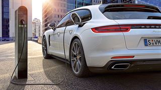 Porsche Panamera 4 E-Hybrid: Plug-in-Hybride werden steuerlich stark begünstigt und großzügig mitgezählt bei der Erfüllung der CO2-Grenzwerte. Künftig wird das Antriebskonzept jedoch nachweisen müssen, dass es dem Klimaschutz nicht nur auf dem Papier dient. (Porsche)