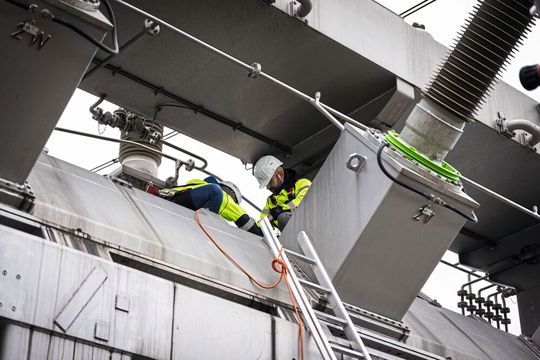 Das Forschungsteam bei der Installation seines Messsystems für Feldtests. So gelang es beispielsweise, durch Messung von Gleichstrom einen geomagnetischen Sturm am 1. Januar 2025 in Echtzeit zu detektieren.(Bild:  EMS - TU Graz)