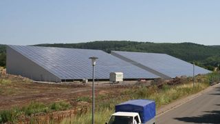 In zwei VEGA-Hallensystemen in Rottleberode (nahe Nordhausen) werden Zäune, insbesondere Wildschutzzäune, produziert. Die installierte Leistung beträgt rund 415 kWp.  (Bild: SRU Solar)