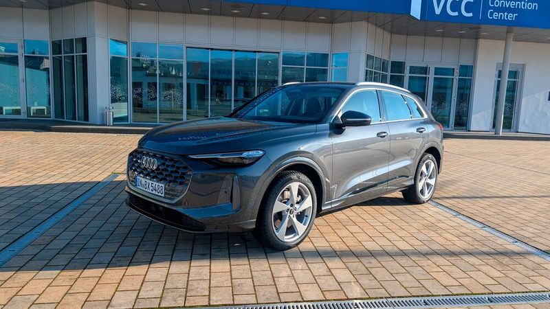 Seit 2025 ist die dritte Generation des Audi Q5 auf dem Markt. Das Design hat Audi nur moderat verändert – am stärksten fällt die neue Front mit den schmalen, hoch angeordneten Scheinwerfern auf. (Bild: Mauritz – VCG)