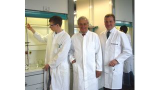 Stolz auf die Experimental-Akademie: Prof. Dr. Franz-Peter Montforts
(Institut für Organische Chemie der Universität
Bremen, m.) und Joachim Jürgens (Ominlablaborzentrum, r.).  (Bild: Omnilab)