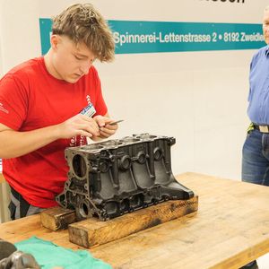 Evan Pauchard aus der Schweiz bei der Aufgabe zur Motorvermessung.(Bild:  Schmidt - VCG)