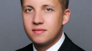 Jan Klubek stellt beim Deutschen Remarketing Kongress 2015 die Gebrauchtwagenmarke Spar Cars vor. (Foto: Riller & Schnauck)