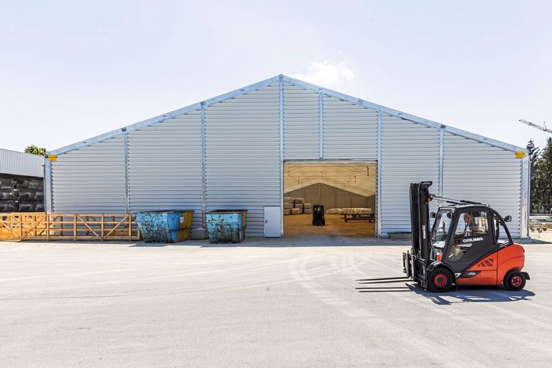 Eine Aluminiumhalle von Herchenbach vereint kurzfristige Verfügbarkeit mit einem hohen Maß an Flexibilität; je nach Anforderung wird der Bau als ungedämmte Kalthalle oder als isolierte Halle errichtet. (Bild: Herchenbach Industrial Buildings)