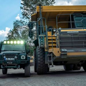 Selbst mit hüfthohen Reifen reicht der Grenadier den Muldenkippern dennoch kaum über die Radnabe.(Bild:  Letech)