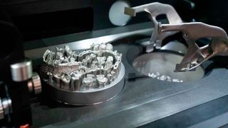 Bei der Multiplate-Funktion schiebt das Beschichter-Werkzeug die Substratplatte nach dem Druck automatisch in den Überlaufbehälter. Vier Platten lassen sich am Stück bedrucken. (Trumpf)