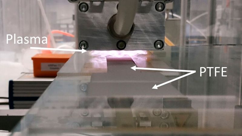 Forscher und Industriepartner haben es geschafft, eigentlich schlecht benetzbare Kunststoffe so zu funktionalisieren, dass man sie dennoch gut lackieren, verkleben oder bedrucken kann. (Bild:  Innovent e. V.)