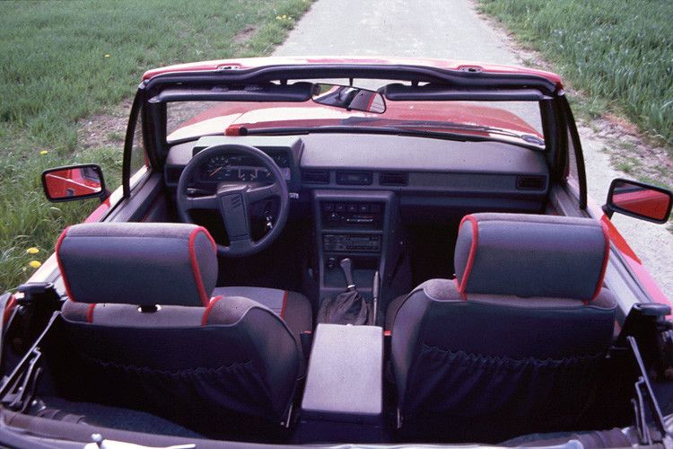 Aufgeräumt und klar, aber schmucklos präsentiert sich das Cockpit mit Anzeigen, Schaltern und Knöpfen aus dem Programm von Austin Rover. (Foto: ampnet/Weidmann)