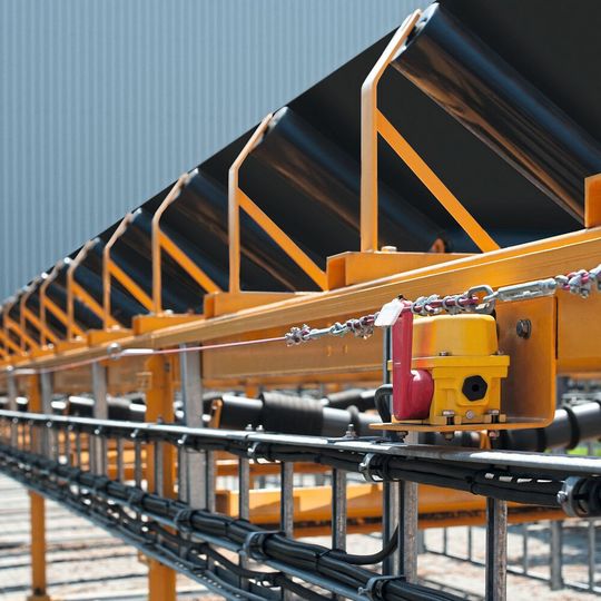 Seilzugnotschalter bieten über die gesamte Förderstrecke hinweg die nötige Sicherheit für das Service- und Wartungspersonal.(Bild:  Kiepe Electric)