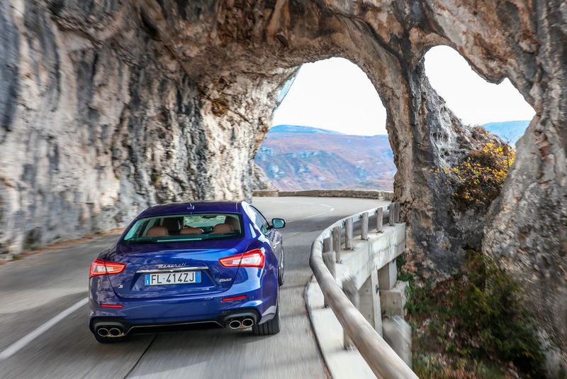 Mit dem Facelift haben es diverse neue Fahrassistenten in den Ghibli geschafft. (Bild: Maserati)