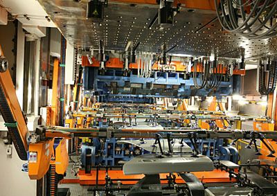 Produktionsstraße in der Großraumsauger-Transferpresse 2. (Archiv: Vogel Business Media)