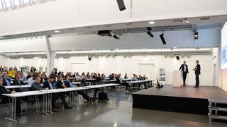 Gelungener Auftakt des ersten Wissensforum Zerspanung. Rund 100 Teilnehmer kamen zur Veranstaltung nach Würzburg. (Bild: Oxana Gruber Photography)