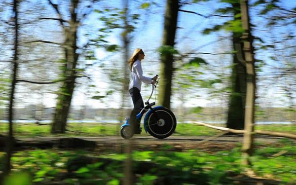 Leise und umweltfreundlich ist der Qugo das ideale Fahrzeug zur Fortbewegung in Stadt und Natur (Bild: Urban Mobility Europe)