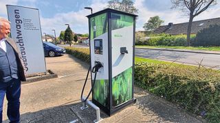 Immer mehr Autohäuser stellen für ihre Kunden Schnellladesäulen auf. Damit lässt sich die Batterie in unter einer Stunde wieder auf midestens 80 Prozent bringen. (Bild: Mauritz – »kfz-betrieb«)