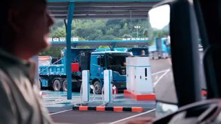 Bis zu 700 elektrisch angetriebene Schwerlast-Lkw können an der Station täglich laden. (Bild: Car News China; Screenshot: Youtube)