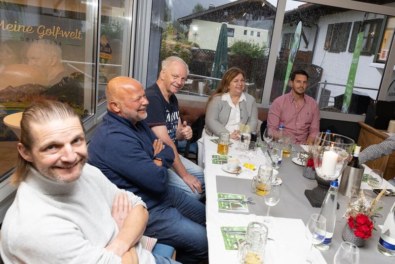 Diana Barthel (Canon) und ihre Partner warten auf die Siegerehrung. (Bild: © Hans Breitenfellner (hochzeit-in-bildern.de))