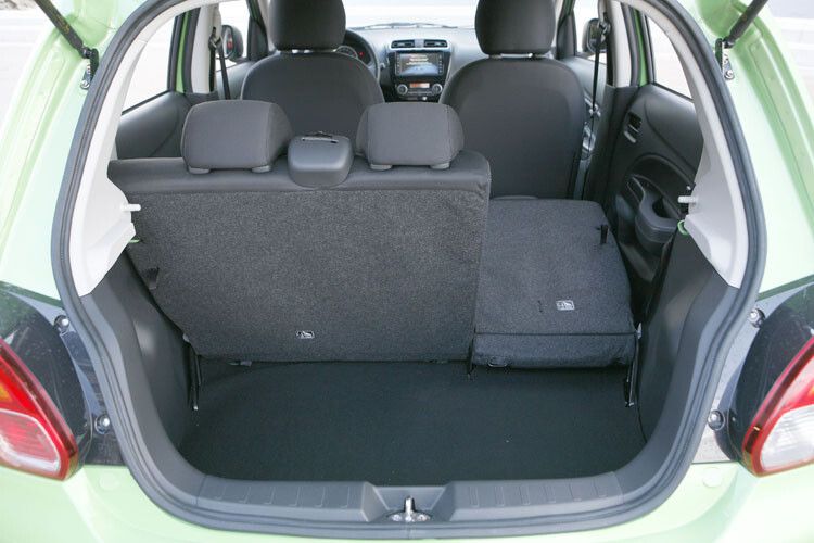 Der nur 3,71 Meter lange Space Star ist gegenüber dem Colt um 23 Zentimeter „geschrumpft“. Dies tut seiner Praxistauglichkeit allerdings keinerlei Abbruch. So hat das Gepäckabteil im Normalzustand ein Ladevolumen von 235 Liter (Colt: 214 Liter). Durch Umlegen der zu 60/40 teilbaren Rückenlehne wächst der Stauraum auf 912 Liter. (Foto: Mitsubishi)