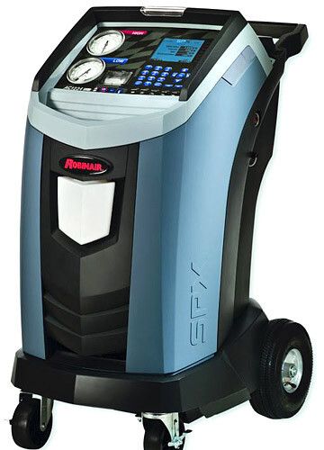 Die Klimaservicestsation „AC 1234“ eignet sich für das neue Kältemittel R1234yf und entspricht in der Ausführung mit integrierter Gasanalyseeinheit den Vorgaben der deutschen Automobilhersteller („VDA konform“). (Foto: Berner)