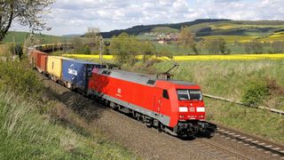 DB Cargo schreibt horrende Verluste. Diese wurden bisher vom Mutterkonzern kompensiert. Die EU-Kommission will dieses Vorgehen nun unterbinden. Innerhalb von zwei Jahren soll die Bahn-Tochter auf eigenen Füßen stehen respektive Rädern rollen, so die Forderung ... (Bild: Deutsche Bahn)