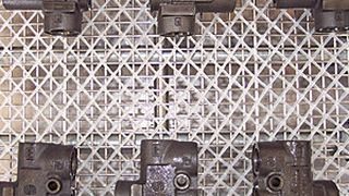 Poly-Net Waschgitter werden als Zwischenlagen in Waschkörben eingesetzt und verhindern, dass sich die übereinander gestapelten Teile berühren. (Bild: NSW)