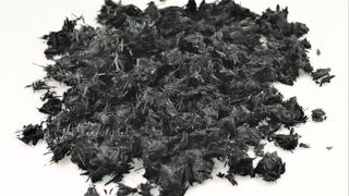Carbon- (Bild) und Naturfaserprodukte, die beim Schreddern respektive Recyceln zu ungleichmäßigen Flakes und Fasern werden sowie Fasern, die sich mechanisch zu Produktbrücken verhaken und so nicht mehr an der Förderschnecke ankommen lassen sich nur schwer weiter verarbeiten. Das neue Brabender-Dosiersystem FX50 schafft das aber, heißt es. (Brabender)