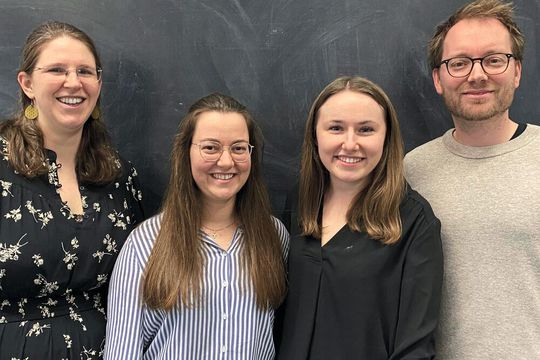 Die leitenden Autor/-innen der Studie: Dr. Ev-Marie Schuster, Carolin Moosmann, Katharina Kocher, PD Dr. Kilian Schober (v.l.) von der Mikrobiologie des Uniklinikums Erlangen.  (Bild:  FAU/Kilian Schober)