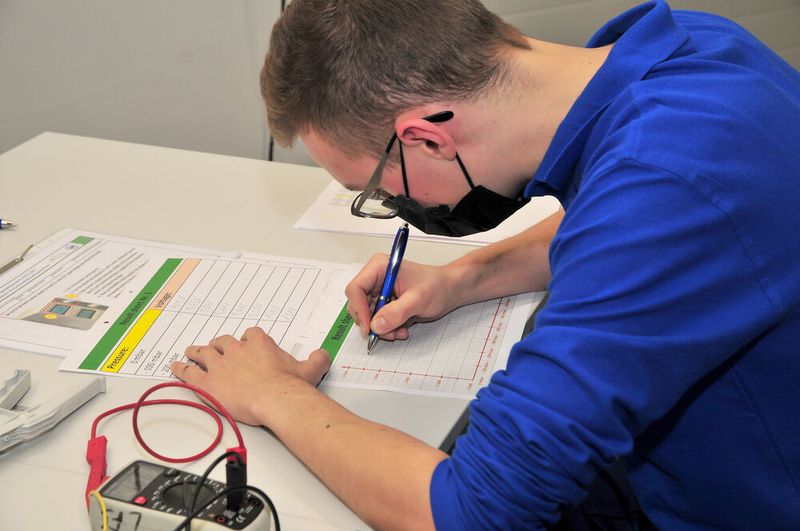 Michael Meyer aus Niedersachsen, der hier die Messwerte aus der Überprüfung des Map-Sensors in ein Kennfeld überträgt. (Schmidt/autoFACHMANN)
