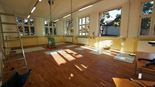 Weil von den 26 Zerspanungssystemen von Weiler nicht alle durch die Türen der Berufsschule 2 in Nürnberg-Gostehof passten, hat man schon mal die Fenster ausgebaut. (Bild: Weiler)