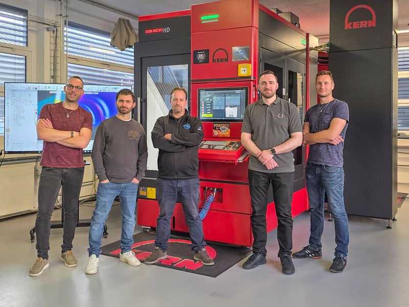 Die Schweizer Zerspanungsspezialisten von Next Factory bieten auch regelmässig Maschinenschulungen an – bei Kunden vor Ort oder im Technologiezentrum in Glovelier, wie hier zu sehen: Drei Schulungsteilnehmer werden von Julien Mongey (links) und Julien Werle (rechts) flankiert. (Bild: Kern Microtechnik / Next Factory)