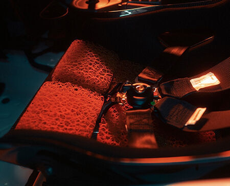 Die maßgeschneiderten 3D-gedruckten abnehmbaren Polster des Sportsitzes können in Bezug auf Dicke, Härte und Farbe an die Physiognomie, das Gewicht und den persönlichen Geschmack des jeweiligen Fahrers angepasst werden. (BMW/Purmundus Challenge)