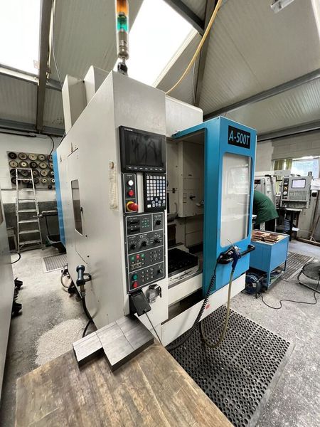 Dann gibt es mit dieser Akira Seiki A-500T eine Highspeed-Maschine für das Fräsen respektive Schneiden von Gewinden per Höchstebot abzugeben. (Bild: Surplex)