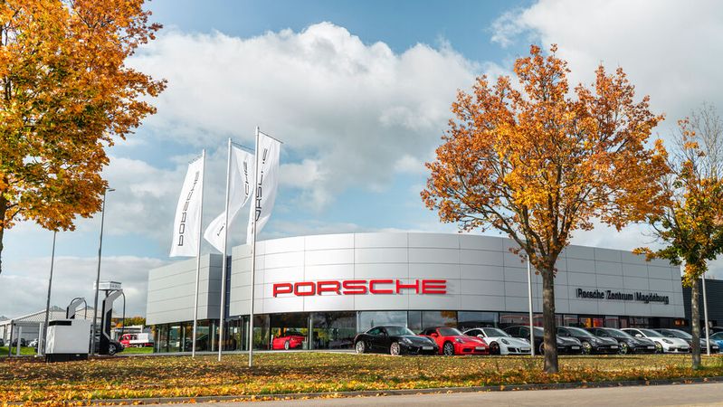 Nach einjähriger Bauzeit hat das neue Porsche-Zentrum Magdeburg eröffnet.
