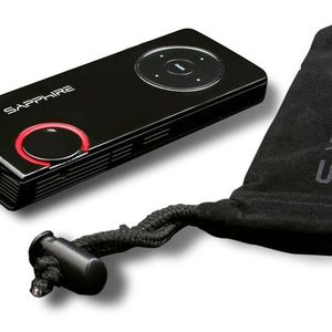 Das Erstlingswerk des Grafikkarten-Spezialisten Sapphire, der über diverse Adapter erweiterbare Mini Projector 101, soll Jung und Alt ansprechen.