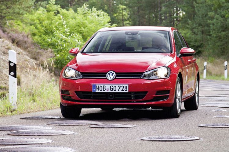 Die Teststrecken mit einer Gesamtlänge von rund 100 Kilometern liegen mitten im Wald. (Foto: VW)