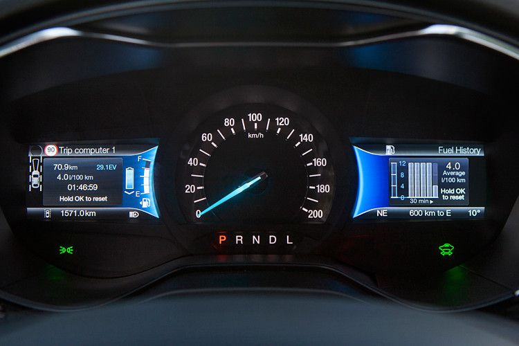 Informationen zum Ladestand der Batterie und eine Verbrauchshistorie erhält der Fahrer im Kombiinstrument, das anders strukturiert ist, ... (Foto: Ford/Charlie Magee Photography)