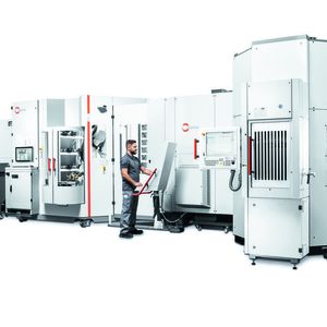 Robotersystem RS 1 mit drei Regalspeichermodulen – adaptiert an zwei Hermle-Bearbeitungszentren C 22 U.