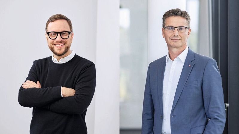 Kroschke und Santander wollen einen gemeinsamen Finanzierungs- und Zulassungsprozess als Branchenstandard etablieren. Im Bild: Philipp Kroschke, Geschäftsführender Gesellschafter bei Kroschke (l.), und Maik Kynast, Bereichsleiter Vertrieb Mobilität bei Santander Deutschland.(Bild:  Santander Deutschland/Kroschke)