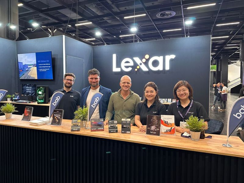 (v. l.) Leon Földi & Andreas Bajohr (BAB) unterstützt das Lexar Team Ferry van der Slik, Grace Su und Amy Huang. (Bild: Vogel IT-Medien)