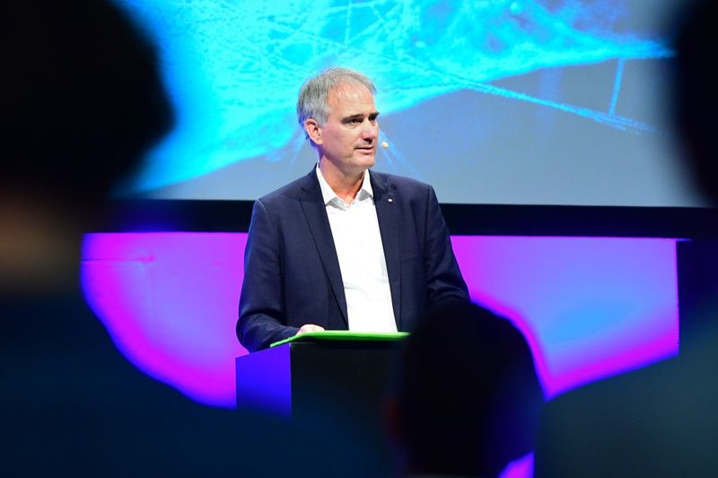 Mit verschiedenen Digitalisierungsprojekten – von der Instandhaltung von Zügen bis zur Modellierung von Verspätungen – will die Deutsche Bahn verlässlicher und effizienter werden, erklärte Peter Schütz, Leiter Reisendeninformation. (Messe Berlin GmbH)