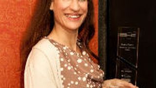 Sabine Specht mit dem begehrten Branchenpreis. (Foto: Stefan Bausewein)