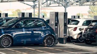 Der allgemeine Marktrückgang erfasst nun auch die E-Autos, allerdings abgebremst. Und Autovermieter sind derzeit ganz heiß auf die E-Modelle. (Fiat)