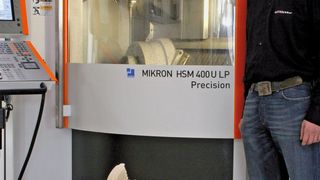 Sören Hohlbein, Geschäftsführer der Millhouse GmbH, an der CNC-Fräsmaschine Mikron HSM 400U LP mit Linearantrieb, im Vordergrund Rohteile aus Zirkonoxid.  (Bild: Agie Charmilles)