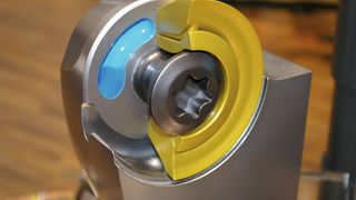 Das Schnittmodell zeigt den zweiteiligen Aufbau der Beyond-Blast-Wendeschneidplatte mit den inneren Kühlmittelkanälen.  (Bild: Kroh)