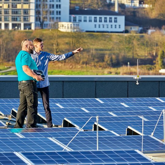 Bild 1: Um Installationen dauerhaft vor Blitzströmen und Überspannungen aller Art zu schützen, ist ein breites Portfolio für PV-Aufdachanlagen verfügbar. Bild 1: Um Installationen dauerhaft vor Blitzströmen und Überspannungen aller Art zu schützen, ist ein breites Portfolio für PV-Aufdachanlagen verfügbar.