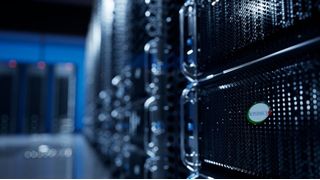 Mit zunehmender Modellgröße und wachsenden GPU-Clustern wird das Netzwerk zur zentralen Herausforderung. InfiniBand galt lange als das Nonplusultra. Doch Ethernet-Technologien haben erheblich aufgeholt.  (Bild: Supermicro)