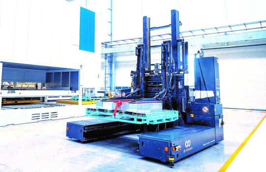 EK Robotics hat im BMW-Werk Swindon in Großbritannien die Automatisierung vorangetrieben. Dazu gehört eins der bisher größten Fahrerlosen Transportfahrzeuge (FTF) vom Typ Custom Move.(Bild:  EK Robotics)